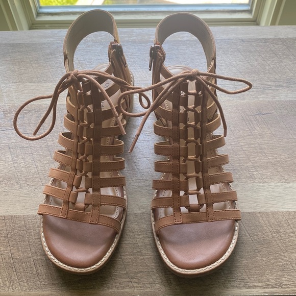 Comfortiva Shoes - Comfortiva- blossom walnut- size 8 women’s. Bone